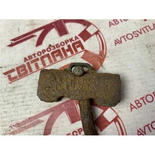Кронштейн троса ручного гальма Renault Trafic 2001-2014 7700313061